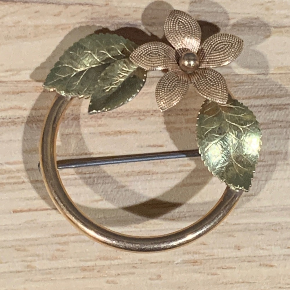 Krementz Flower Circle Brooch Women OS Gold Tone Floral Leaf Vintage Pin